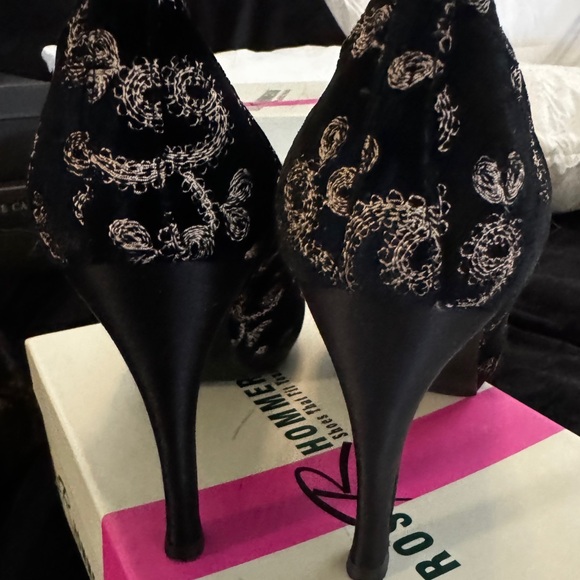 Elegant Black and Gold Velvet Heels - Picture 4 of 5